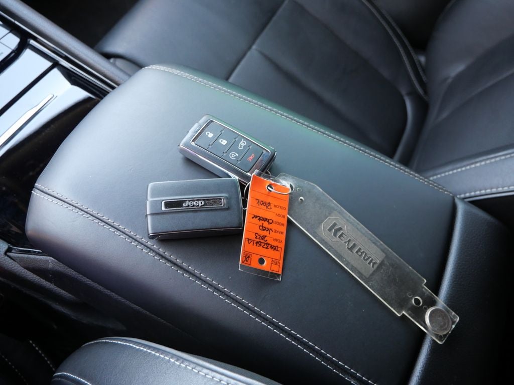 2023 Jeep Grand Cherokee Overland Luxury Tech Group