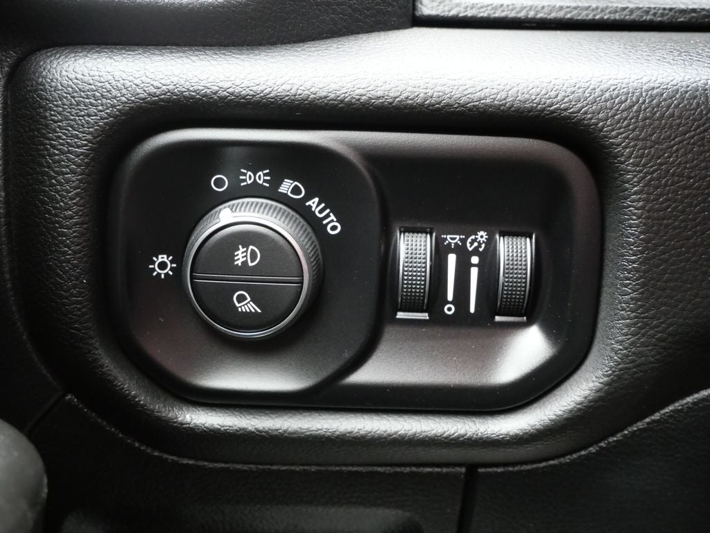 2025 RAM 1500 Big Horn/Lone Star 4WD | Night Edition