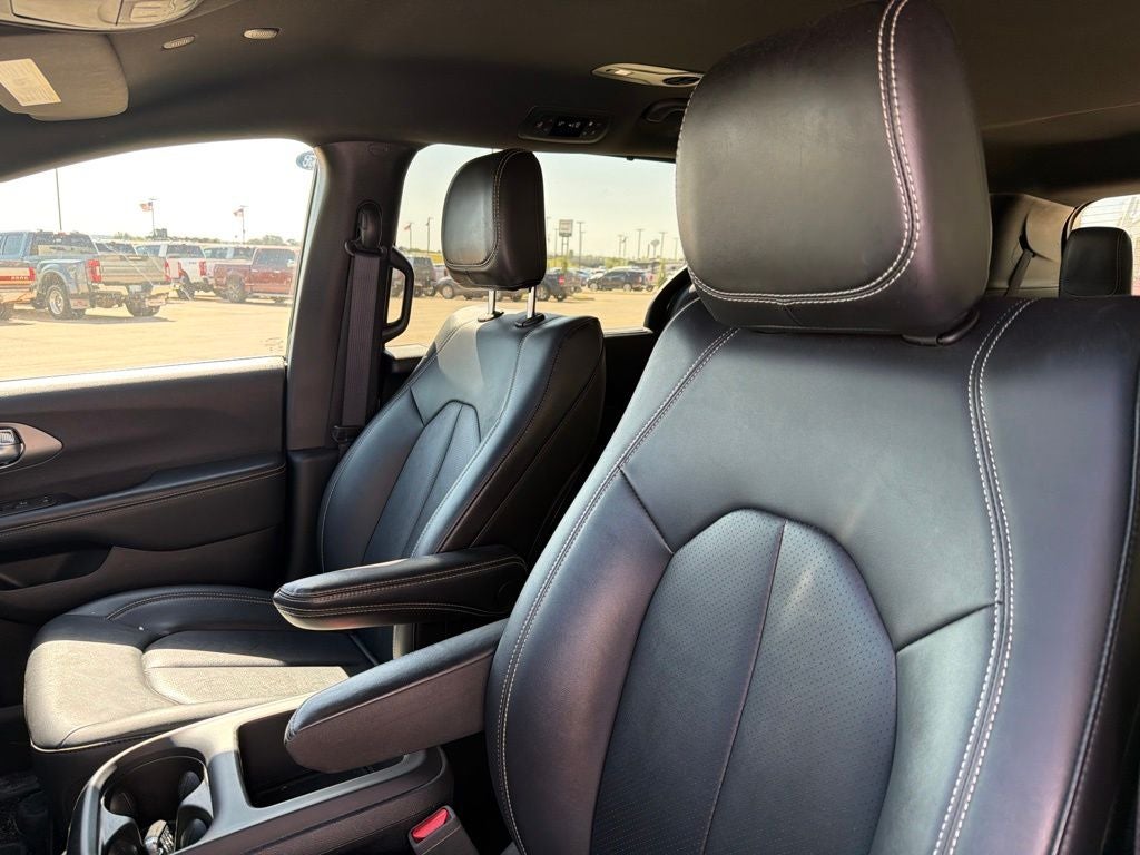 2025 Chrysler Pacifica Select