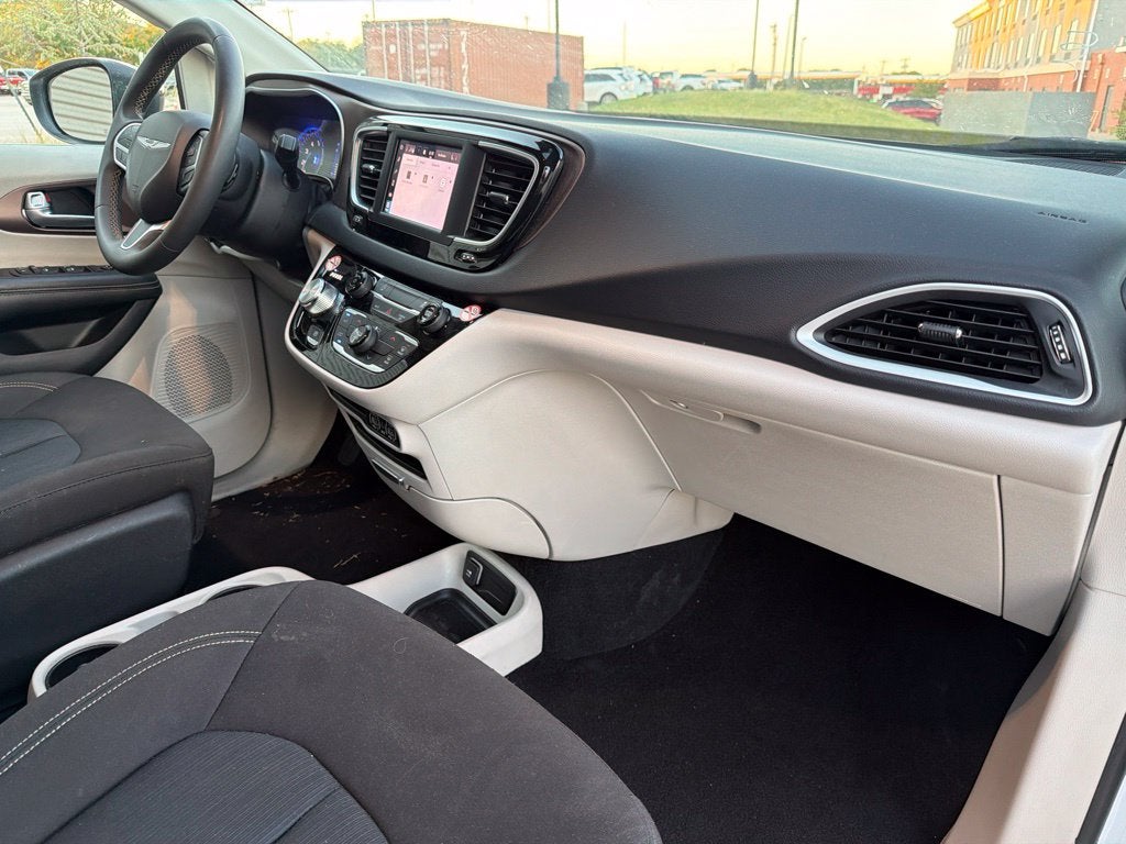 2024 Chrysler Voyager LX 7 Passenger