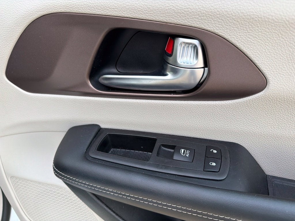 2024 Chrysler Voyager LX 7 Passenger