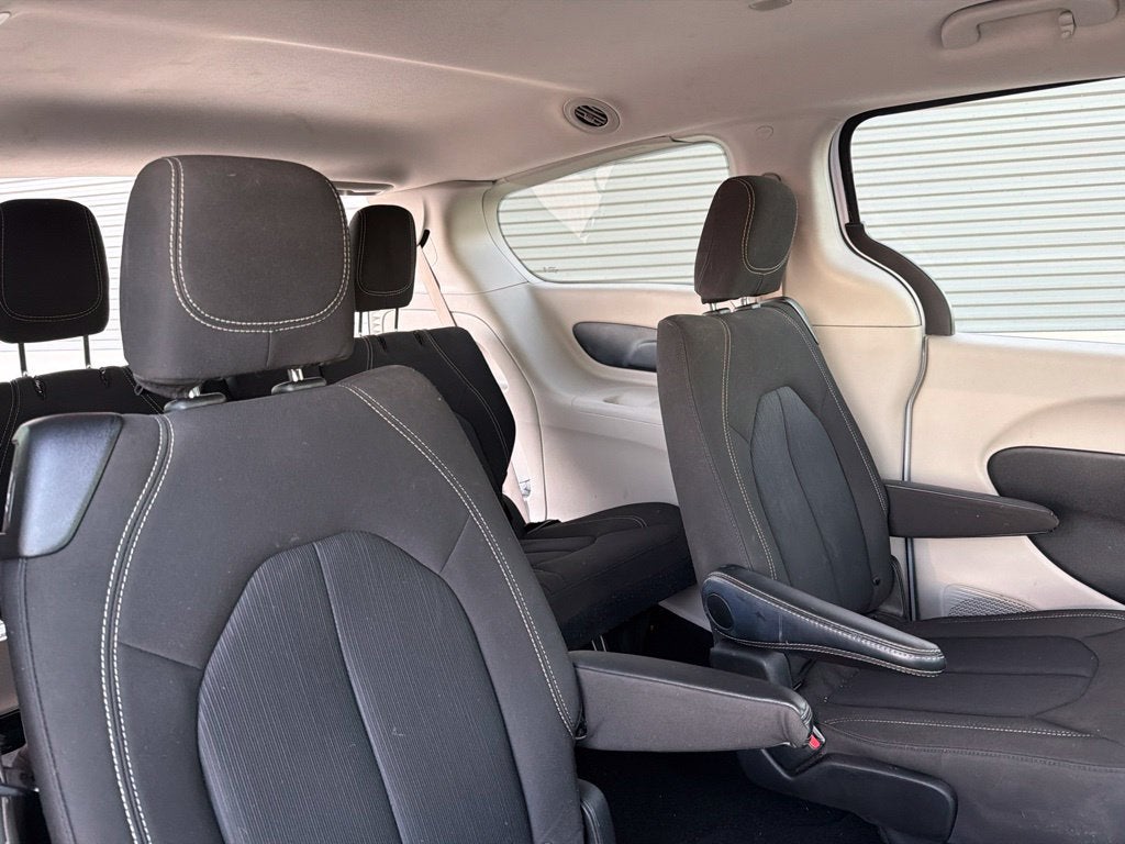 2024 Chrysler Voyager LX 7 Passenger
