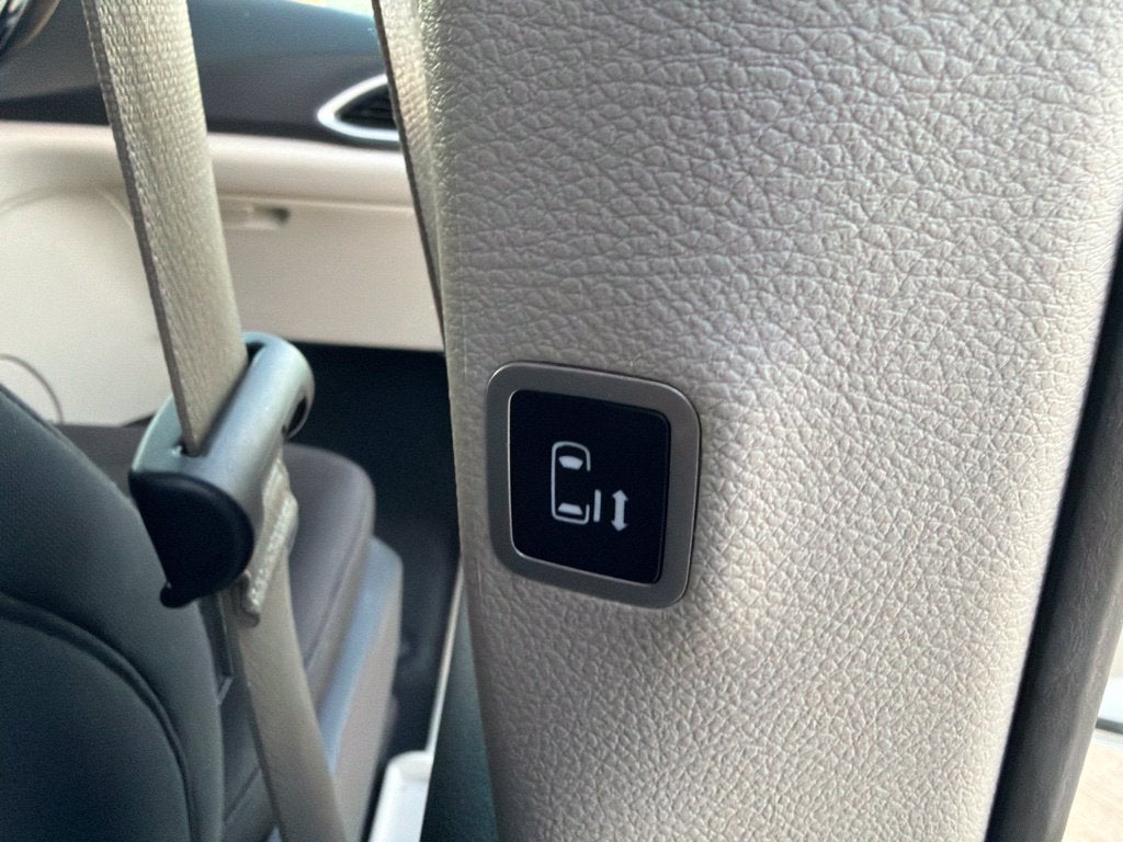 2024 Chrysler Voyager LX 7 Passenger