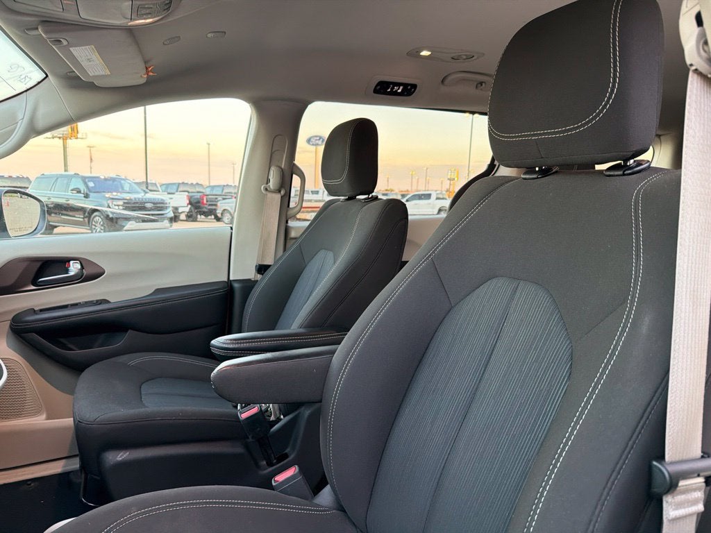 2024 Chrysler Voyager LX 7 Passenger