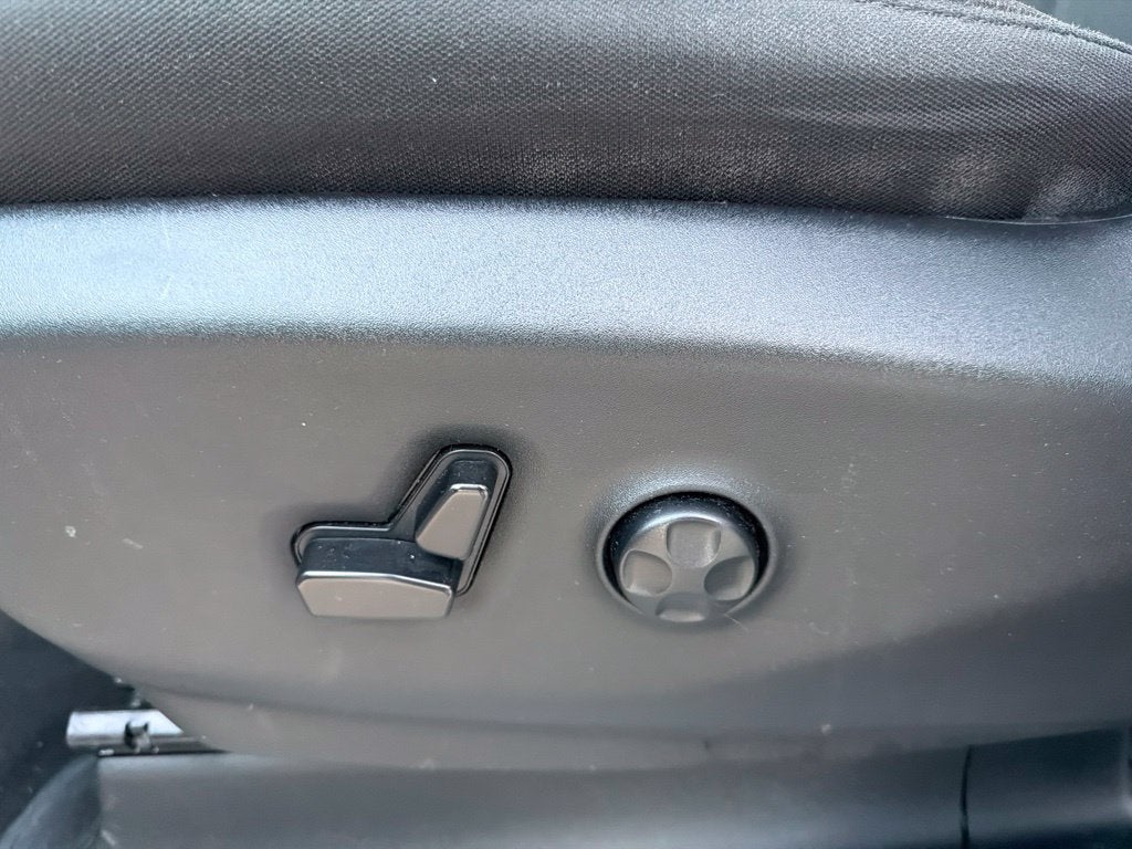 2024 Chrysler Voyager LX 7 Passenger