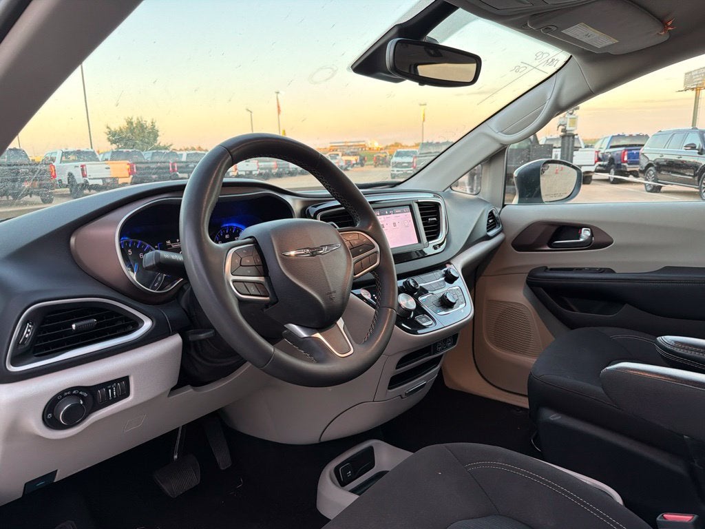 2024 Chrysler Voyager LX 7 Passenger