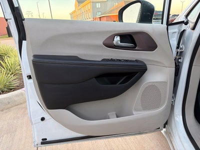 2024 Chrysler Voyager LX 7 Passenger