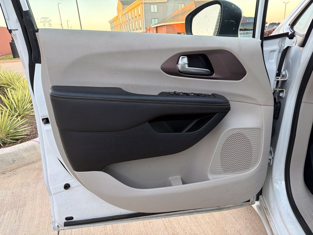 2024 Chrysler Voyager LX 7 Passenger