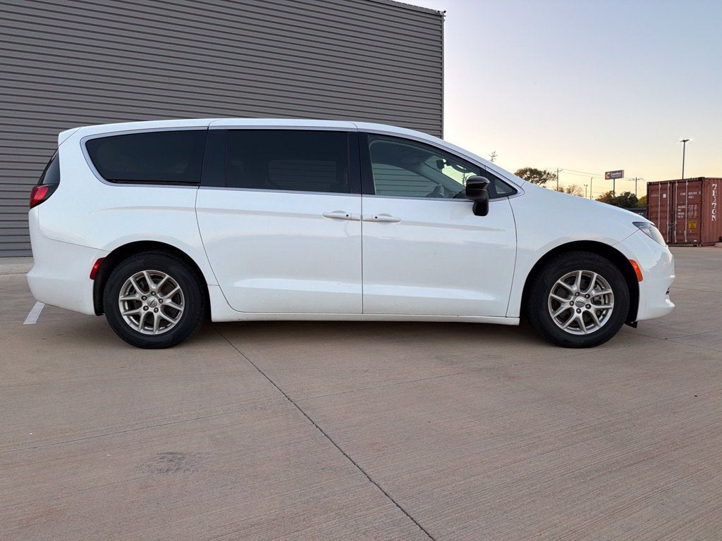 2024 Chrysler Voyager LX 7 Passenger