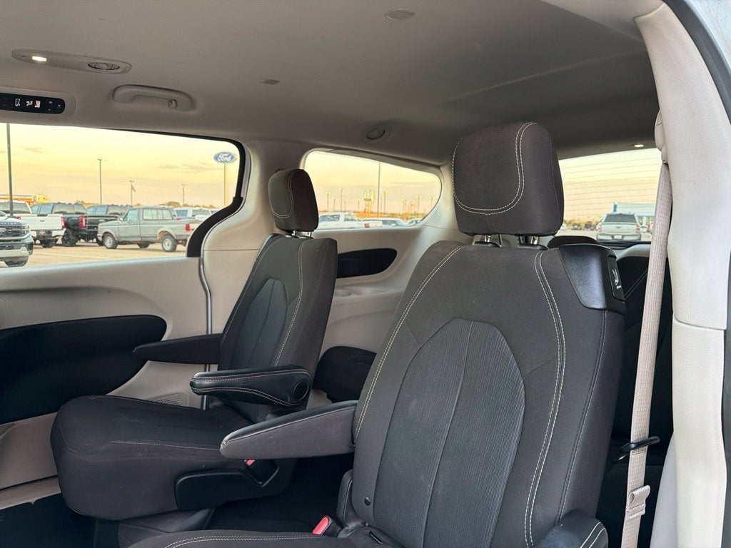 2024 Chrysler Voyager LX 7 Passenger