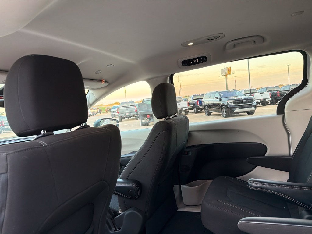 2024 Chrysler Voyager LX 7 Passenger