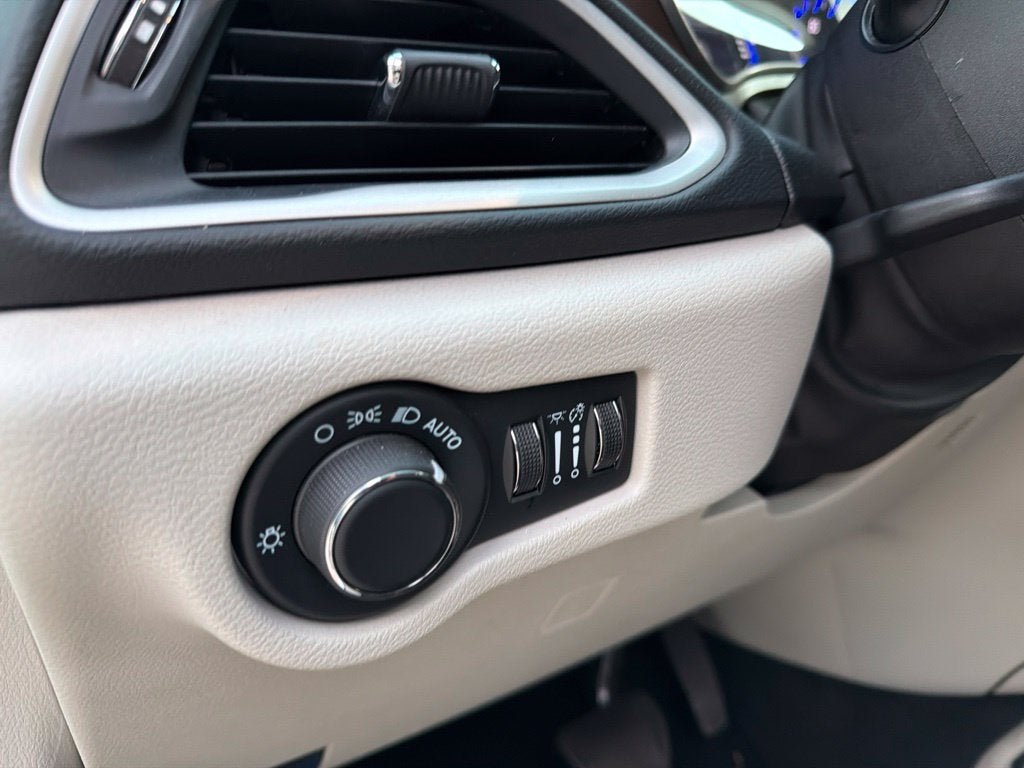 2024 Chrysler Voyager LX 7 Passenger