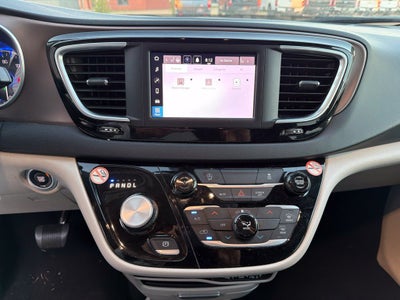2024 Chrysler Voyager LX 7 Passenger