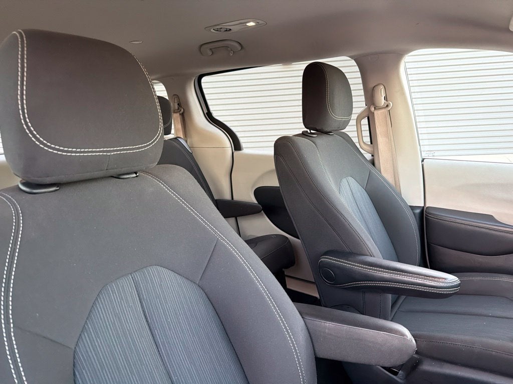 2024 Chrysler Voyager LX 7 Passenger
