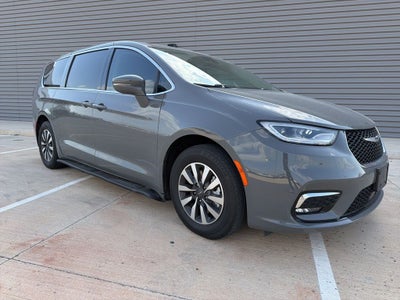 2022 Chrysler Pacifica Hybrid Touring L 7 Passenger
