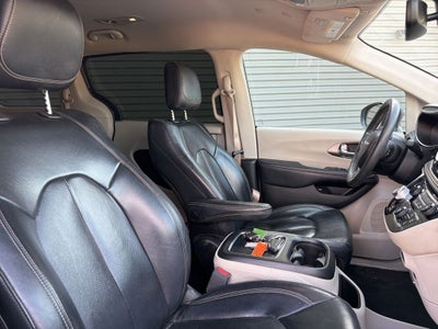 2022 Chrysler Pacifica Hybrid Touring L 7 Passenger