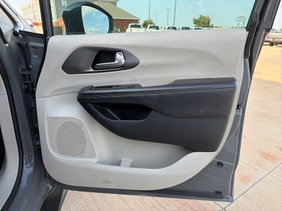 2022 Chrysler Pacifica Hybrid Touring L 7 Passenger