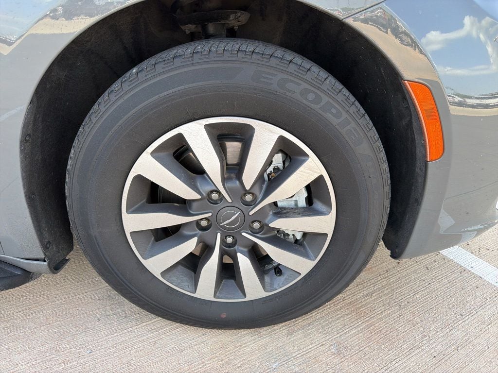 2022 Chrysler Pacifica Hybrid Touring L 7 Passenger