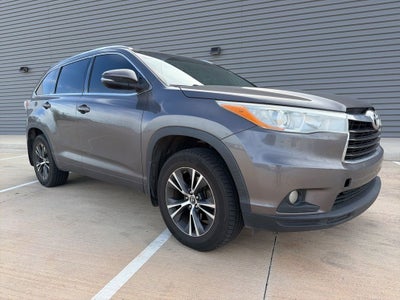 2016 Toyota Highlander XLE V6 AWD | 8 Passenger
