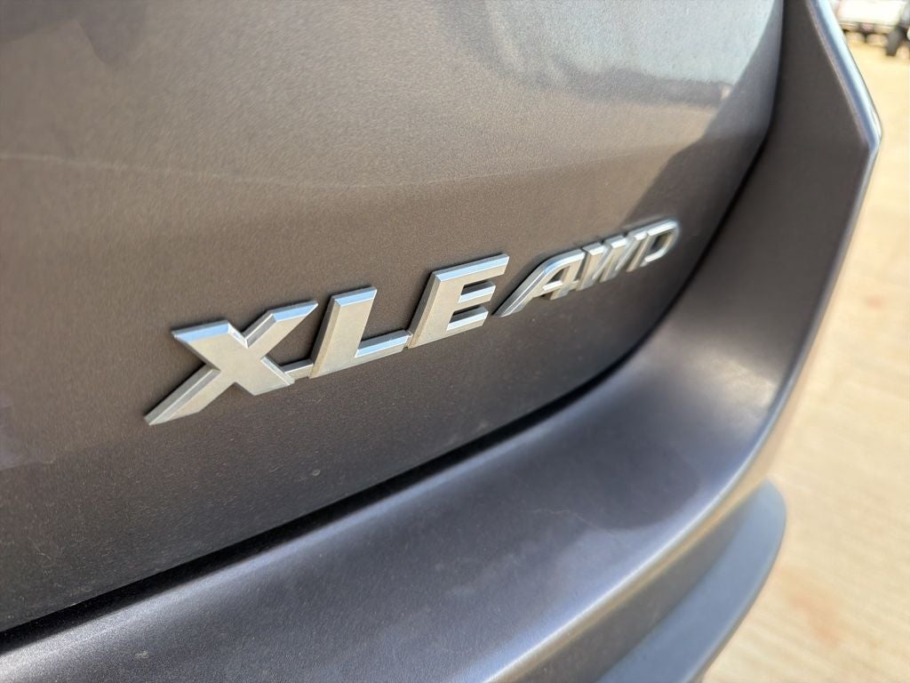 2016 Toyota Highlander XLE V6 AWD | 8 Passenger