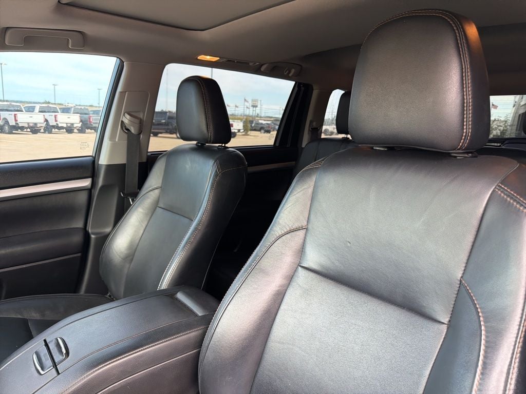 2016 Toyota Highlander XLE V6 AWD | 8 Passenger