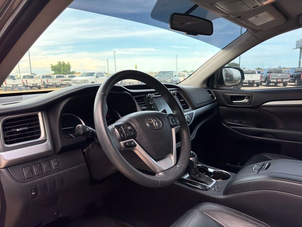 2016 Toyota Highlander XLE V6 AWD | 8 Passenger