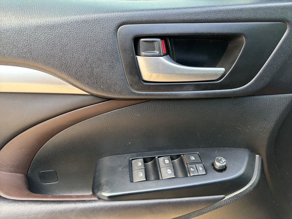 2016 Toyota Highlander XLE V6 AWD | 8 Passenger