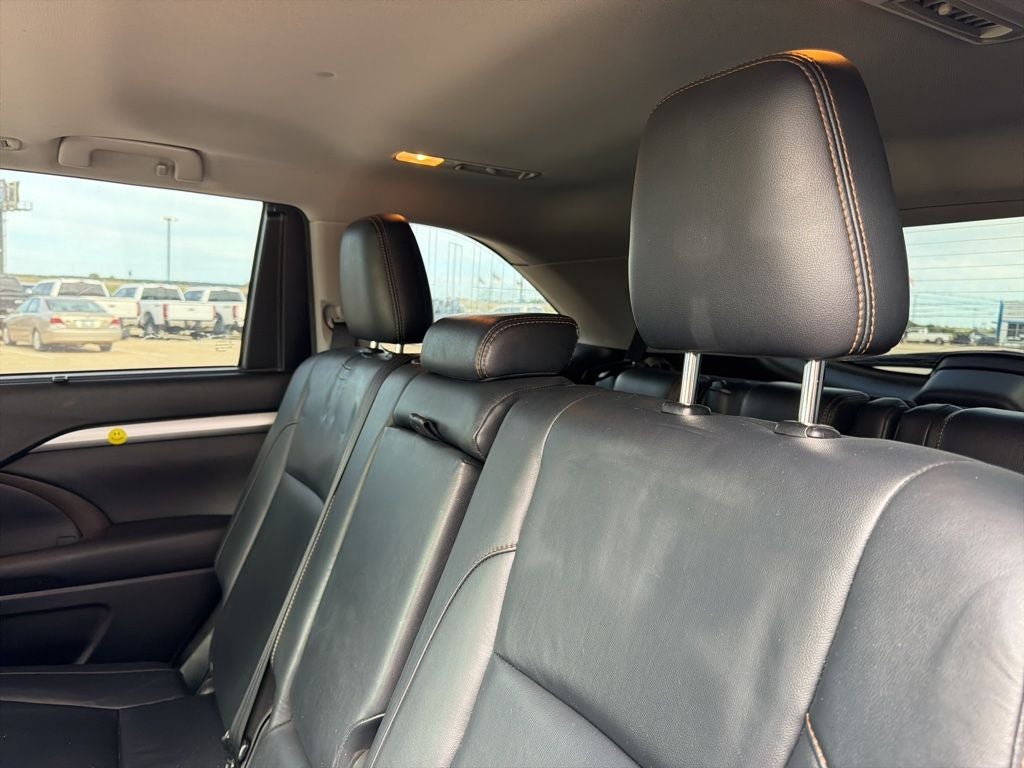 2016 Toyota Highlander XLE V6 AWD | 8 Passenger