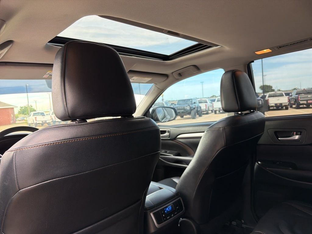 2016 Toyota Highlander XLE V6 AWD | 8 Passenger