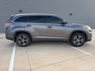 2016 Toyota Highlander XLE V6 AWD | 8 Passenger
