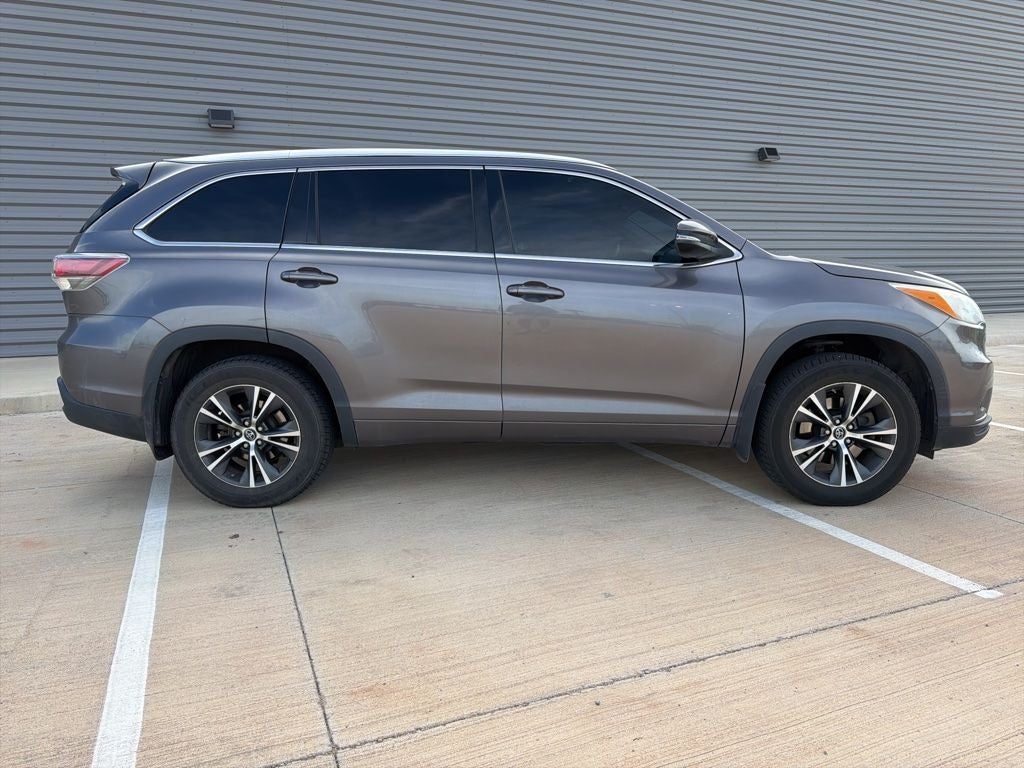 2016 Toyota Highlander XLE V6 AWD | 8 Passenger
