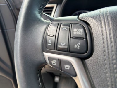 2016 Toyota Highlander XLE V6 AWD | 8 Passenger