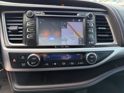 2016 Toyota Highlander XLE V6 AWD | 8 Passenger