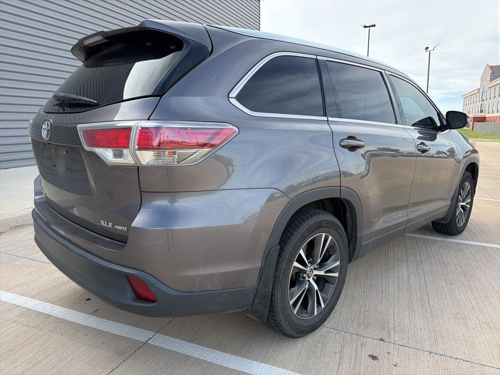 2016 Toyota Highlander XLE V6 AWD | 8 Passenger