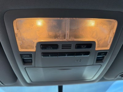 2016 Toyota Highlander XLE V6 AWD | 8 Passenger