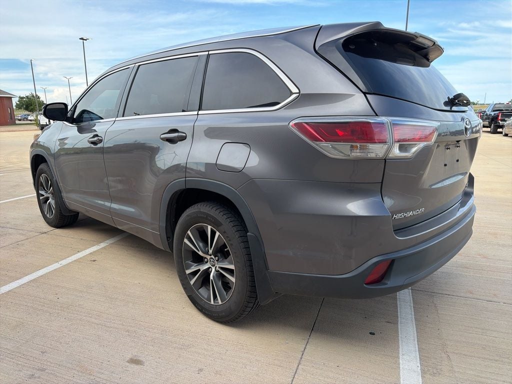 2016 Toyota Highlander XLE V6 AWD | 8 Passenger