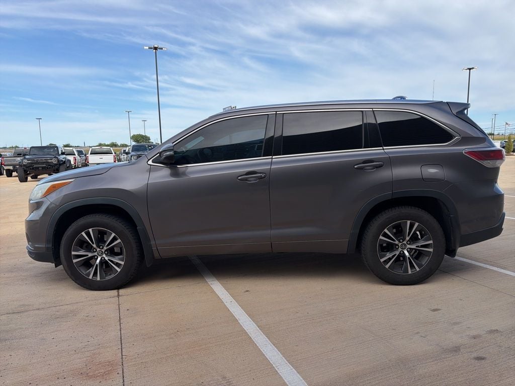 2016 Toyota Highlander XLE V6 AWD | 8 Passenger