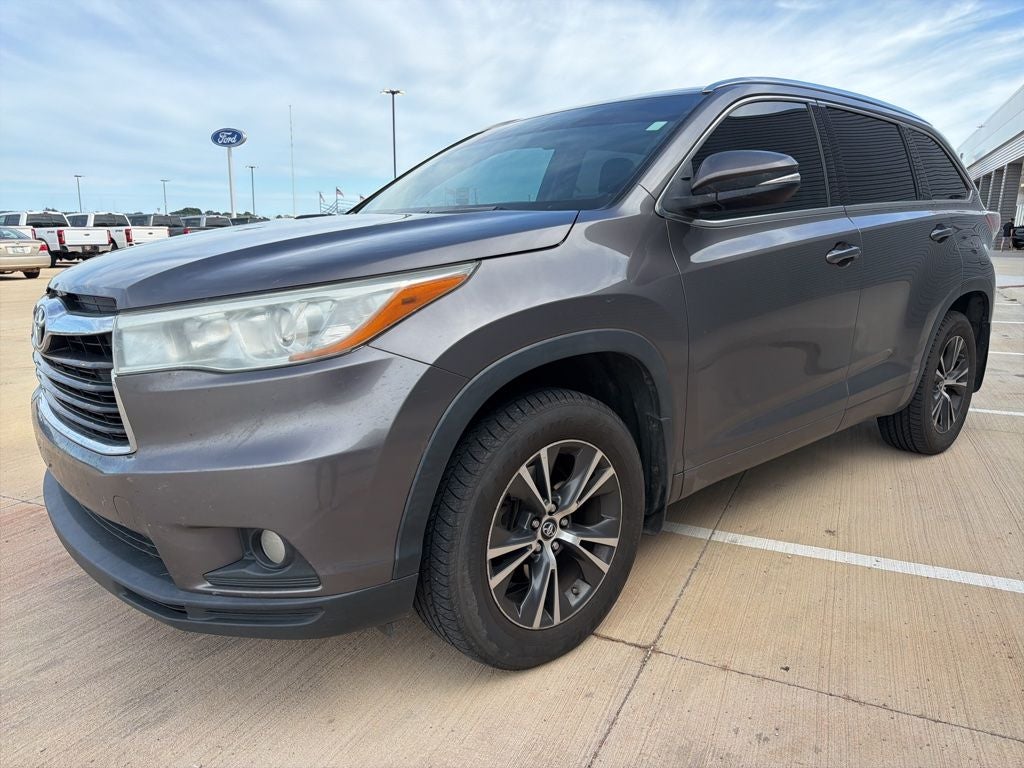 2016 Toyota Highlander XLE V6 AWD | 8 Passenger