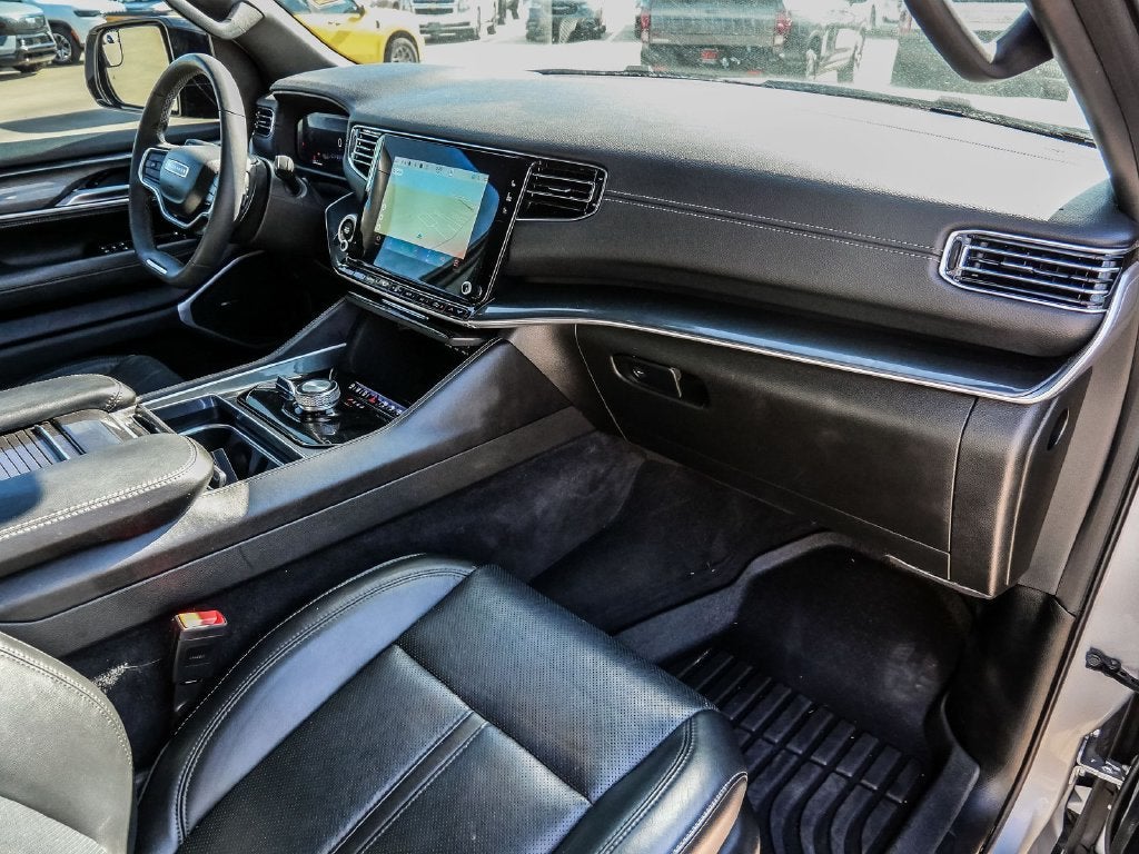 2023 Jeep Wagoneer Base
