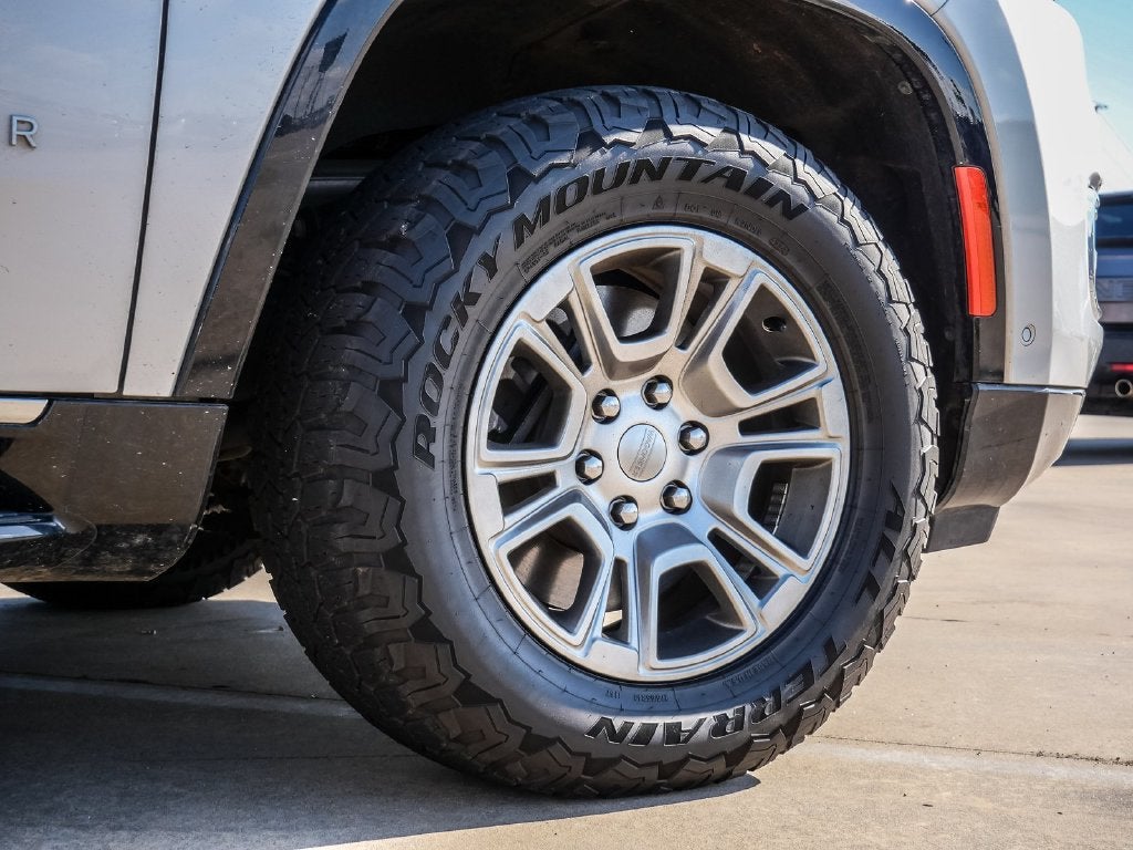 2023 Jeep Wagoneer Base