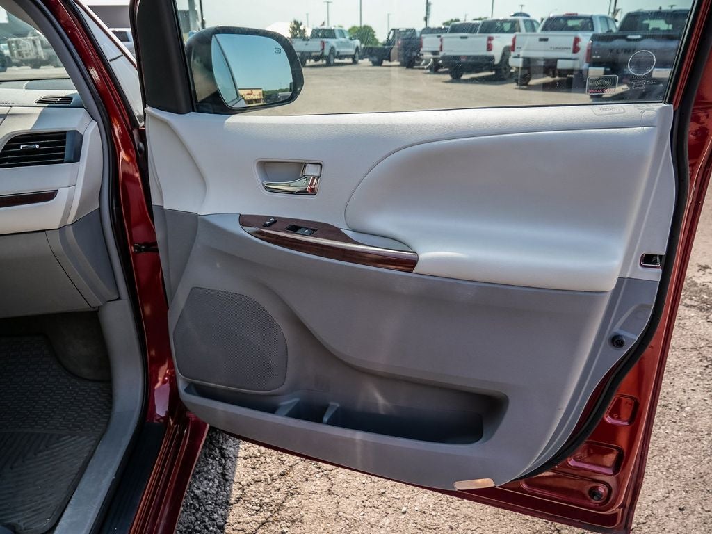 2012 Toyota Sienna XLE 8 Passenger