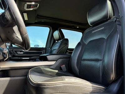 2019 RAM 1500 Laramie 4WD | Black Appearance Pkg