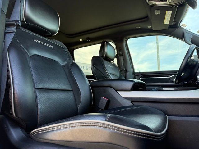 2019 RAM 1500 Laramie 4WD | Black Appearance Pkg