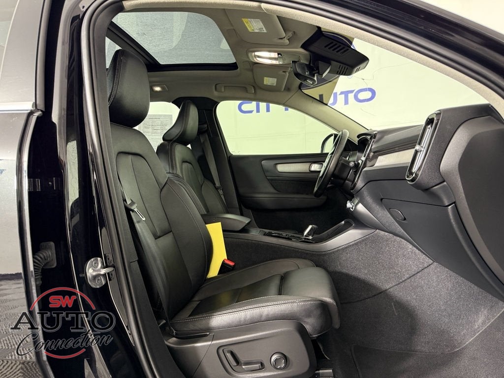 2024 Volvo XC40 B5 Plus Bright Theme