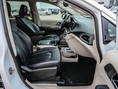 2024 Chrysler Pacifica Hybrid Select