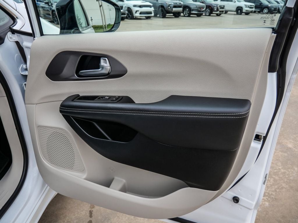 2024 Chrysler Pacifica Hybrid Select