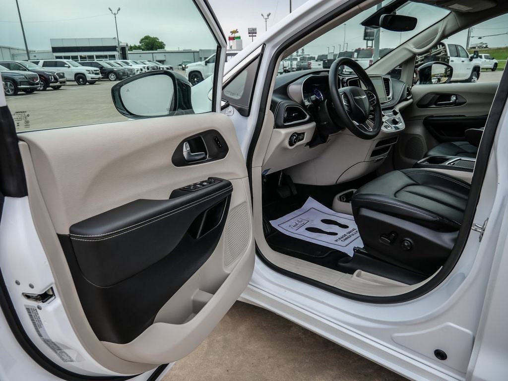 2024 Chrysler Pacifica Hybrid Select
