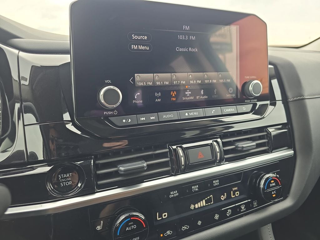 2025 Nissan Pathfinder SV