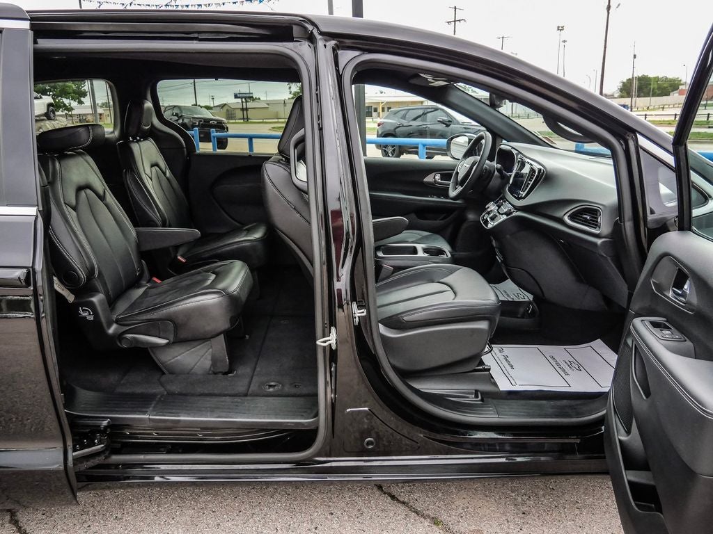 2025 Chrysler Pacifica Select