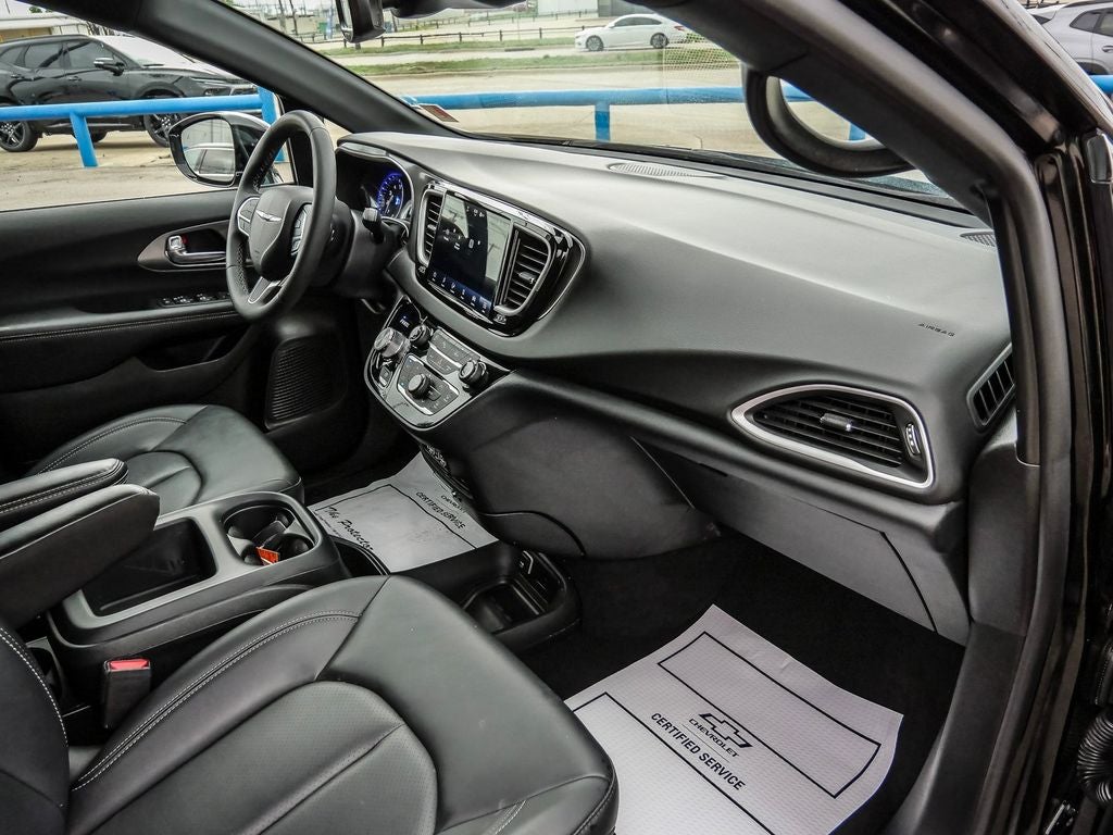 2025 Chrysler Pacifica Select